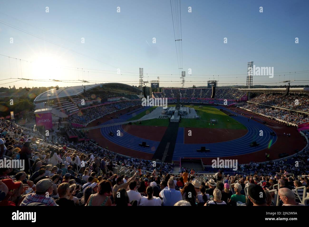 Una vista de la multitud en las gradas antes de la Ceremonia de Clausura de los Juegos de la Commonwealth de 2022 en el Alexander Stadium de Birmingham. Fecha de la foto: Lunes 8 de agosto de 2022. Foto de stock