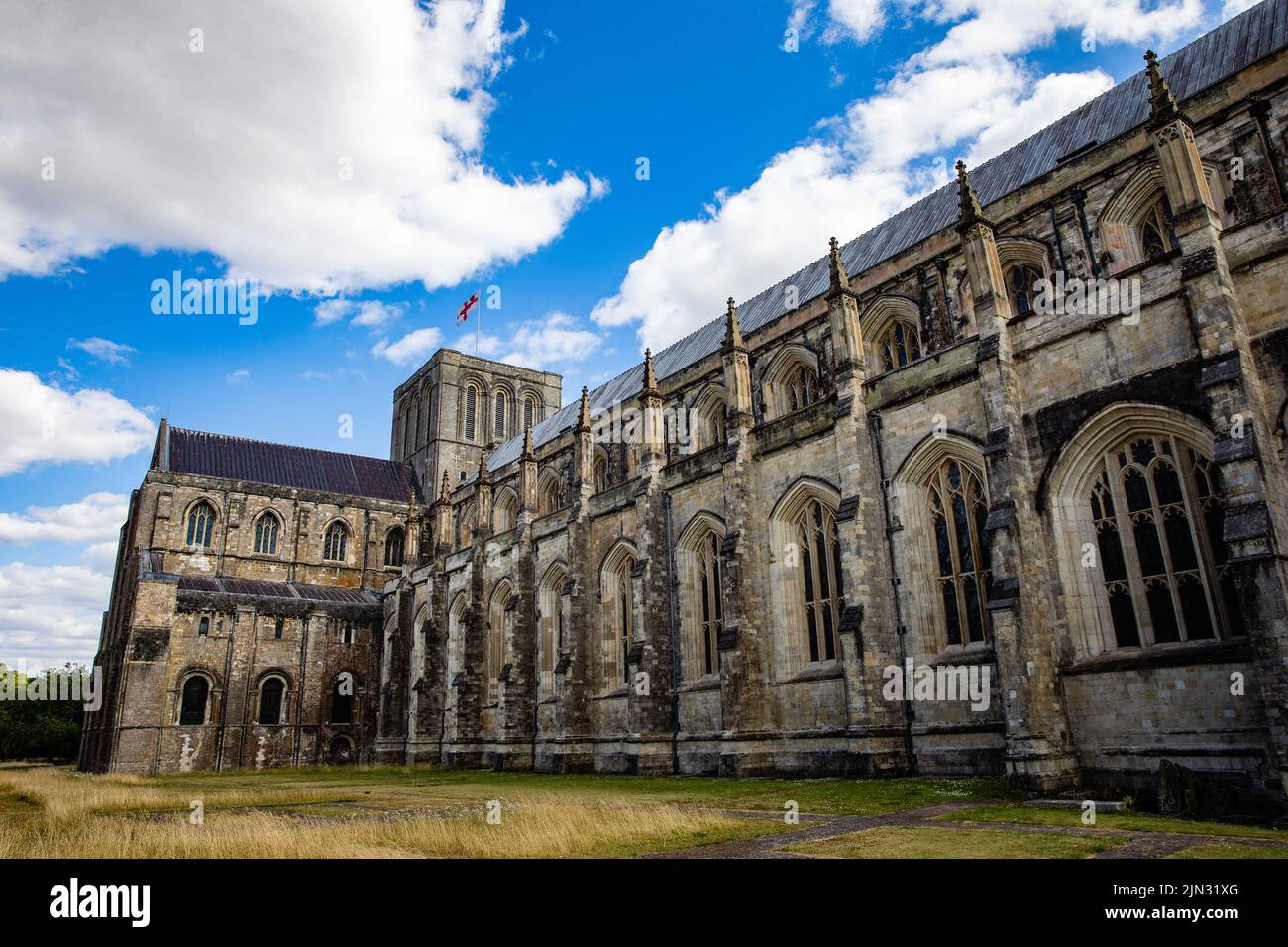 Winchester, Reino Unido. 15th de julio de 2022. La catedral de Winchester se representa en un caluroso día de verano. Muchas partes del Reino Unido están experimentando actualmente temperaturas muy altas. Crédito: Mark Kerrison/Alamy Live News Foto de stock
