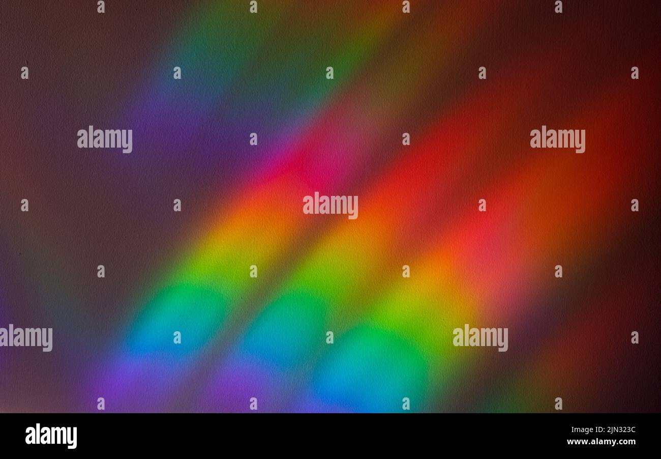 Hermoso gradiente espectral de la luz solar en la pared. Foto de stock
