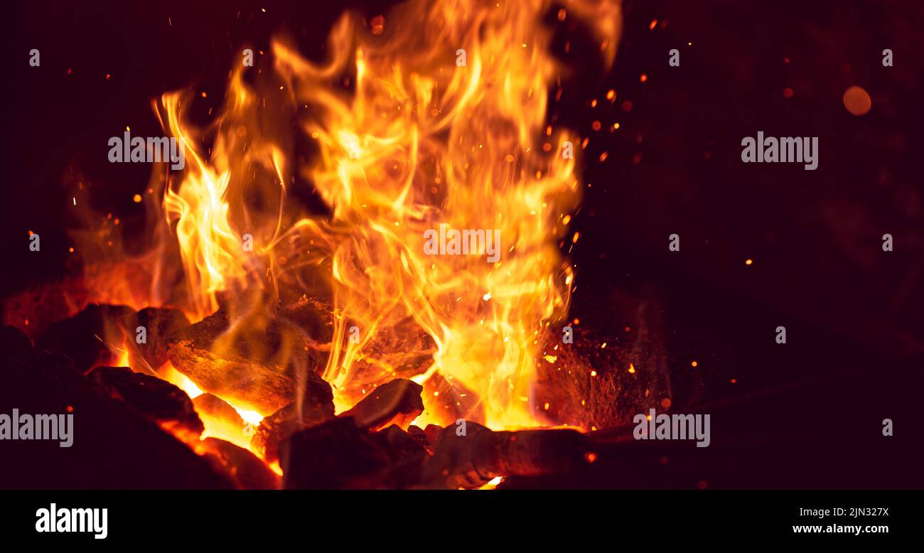 Fuego ardiente en la forja del taller del herrero Foto de stock
