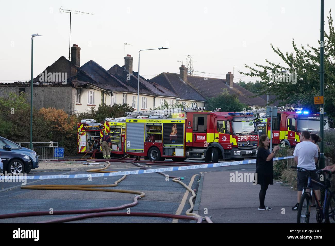 Servicios de emergencia en la escena en Crayford Way, Crayford, al sureste de Londres, donde los bomberos han estado enfrentando un incendio que rasgó a través de cuatro casas adosadas Fecha de la foto: Lunes 8 de agosto de 2022. Foto de stock