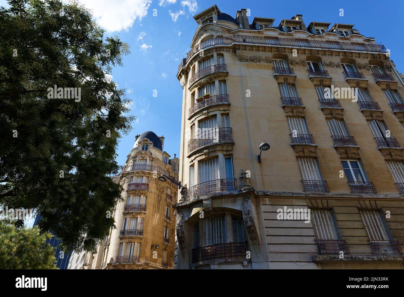 Las fachadas de las casas tradicionales francesas con balcones y ventanas típicos. París. Foto de stock