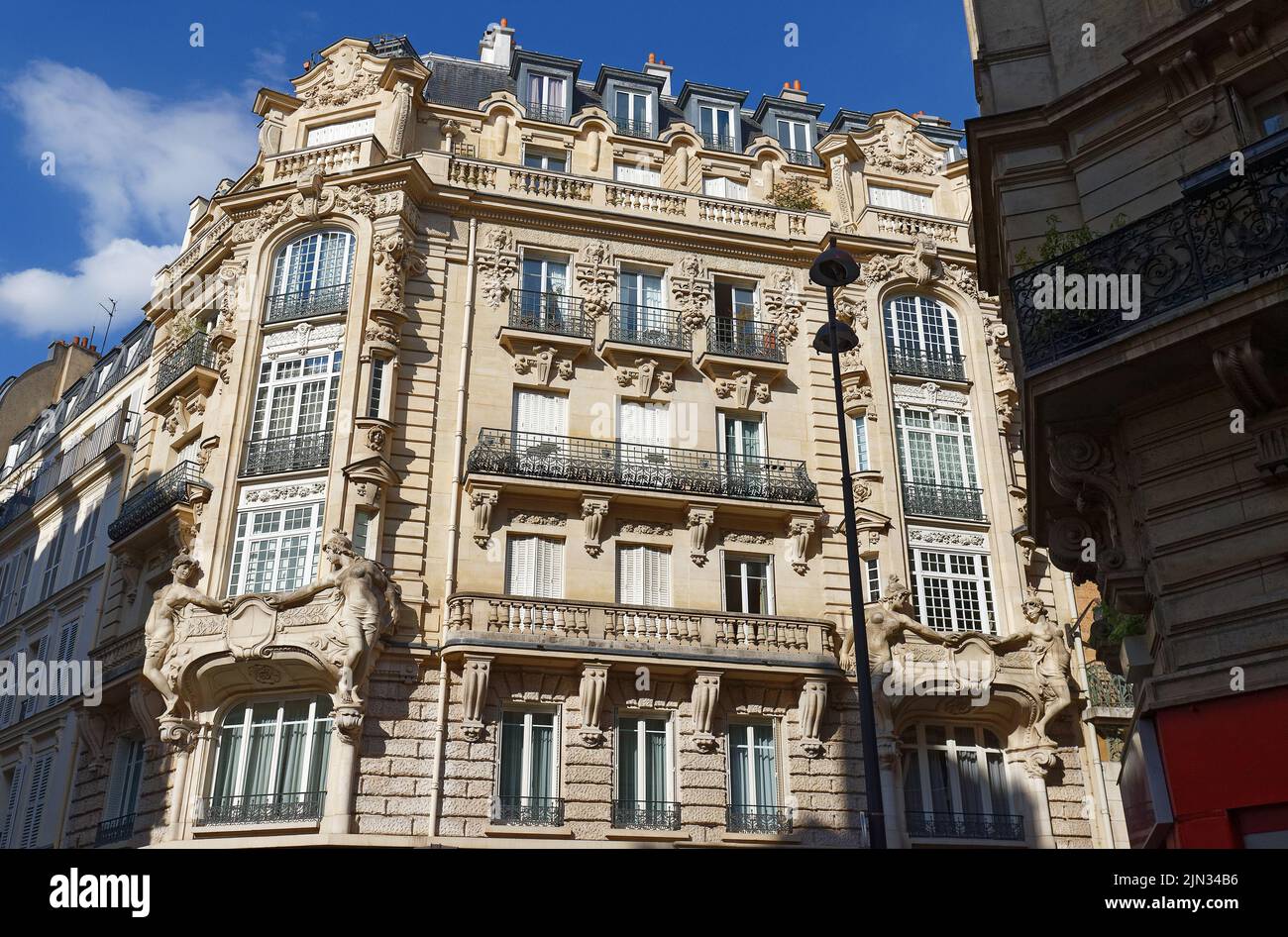 Las fachadas de las casas tradicionales francesas con balcones y ventanas típicos. París. Foto de stock