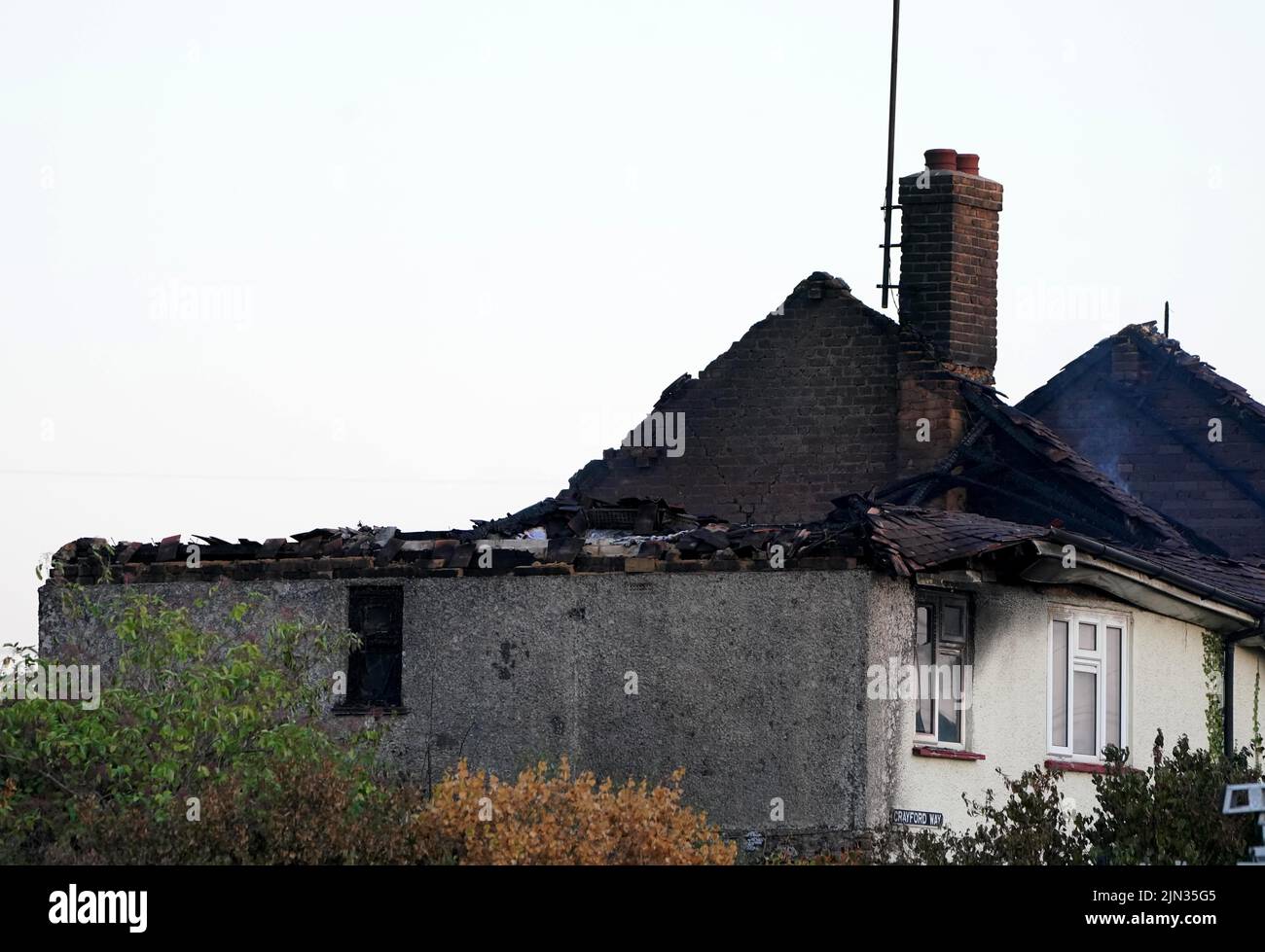 La escena en Crayford Way, Crayford, al sureste de Londres, donde los bomberos han estado enfrentando un incendio que rasgó a través de cuatro casas adosadas Fecha de la foto: Lunes 8 de agosto de 2022. Foto de stock