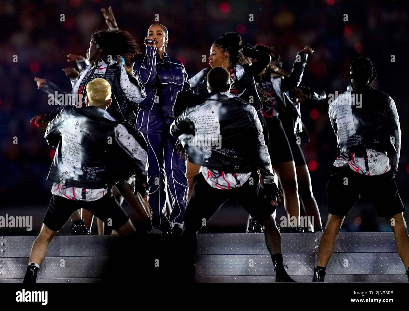 Jorja Smith actúa en el escenario durante la Ceremonia de Clausura de los Juegos de la Commonwealth de 2022 en el Alexander Stadium de Birmingham. Fecha de la foto: Lunes 8 de agosto de 2022. Foto de stock