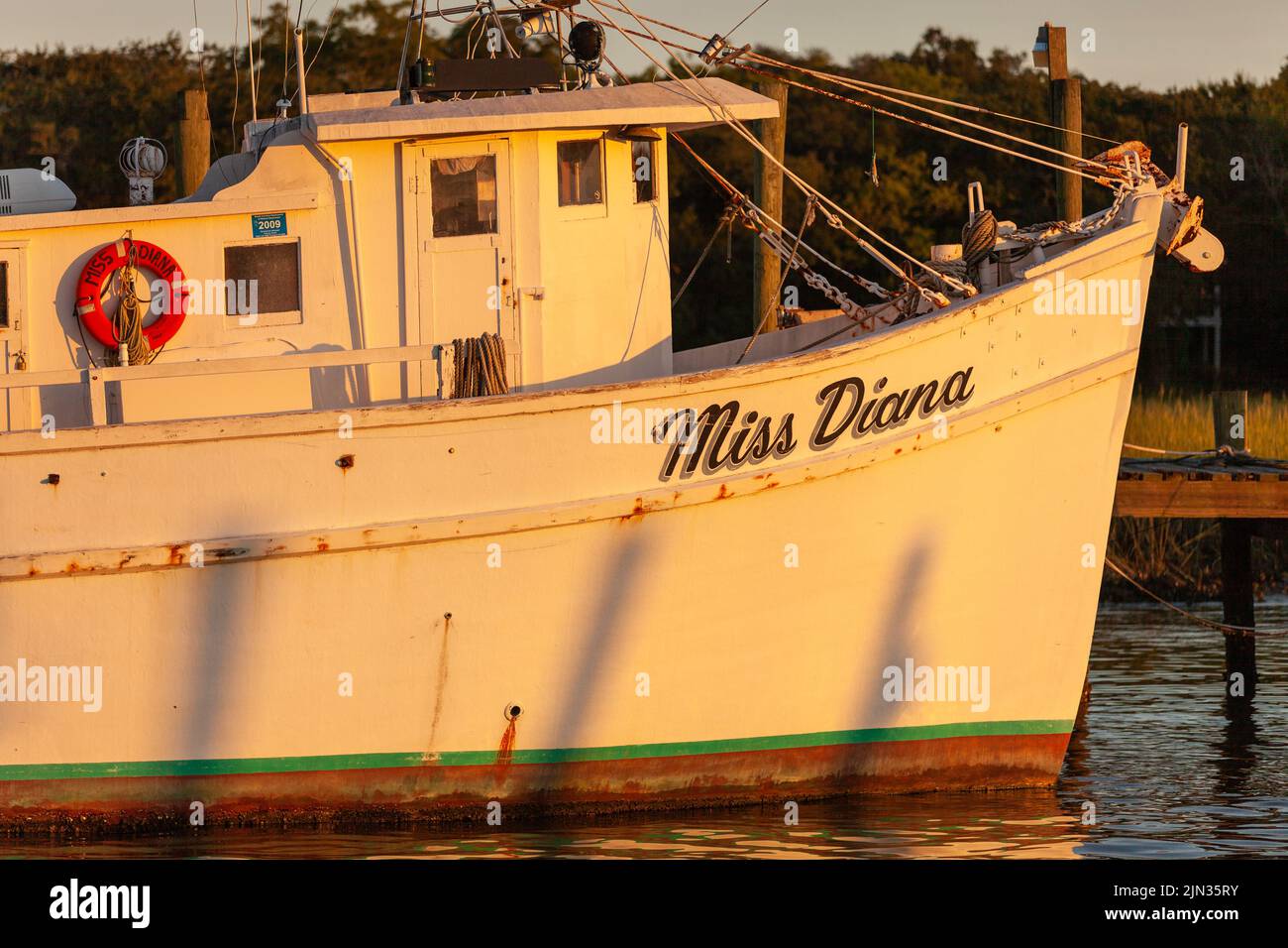 Un barco camaronero atado en Shem Creek al amanecer en Mount Pleasant, Carolina del Sur Foto de stock