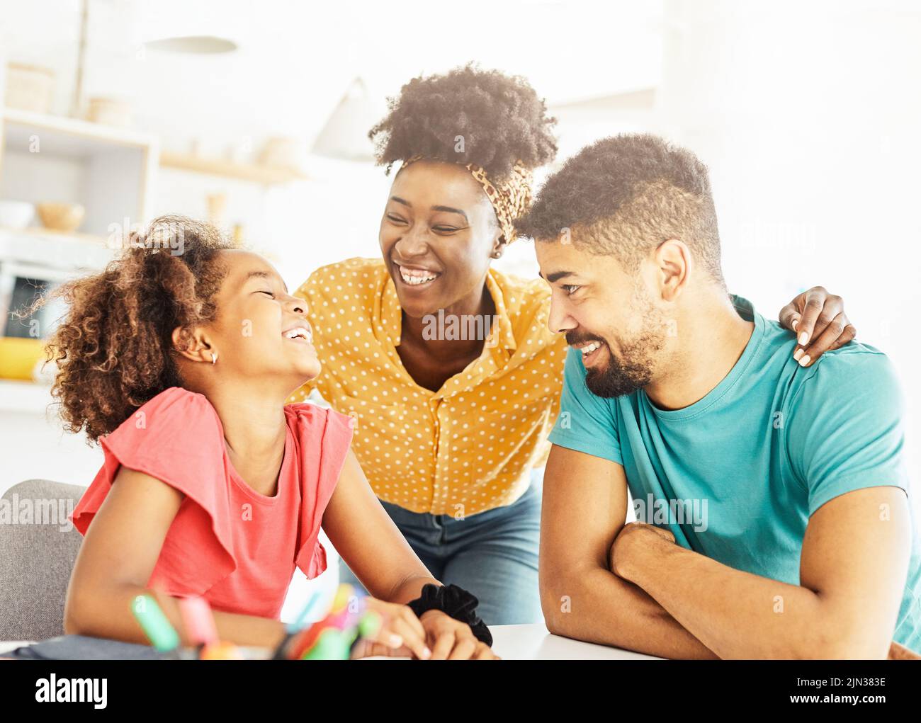 Familia con hija divertirse en casa Foto de stock