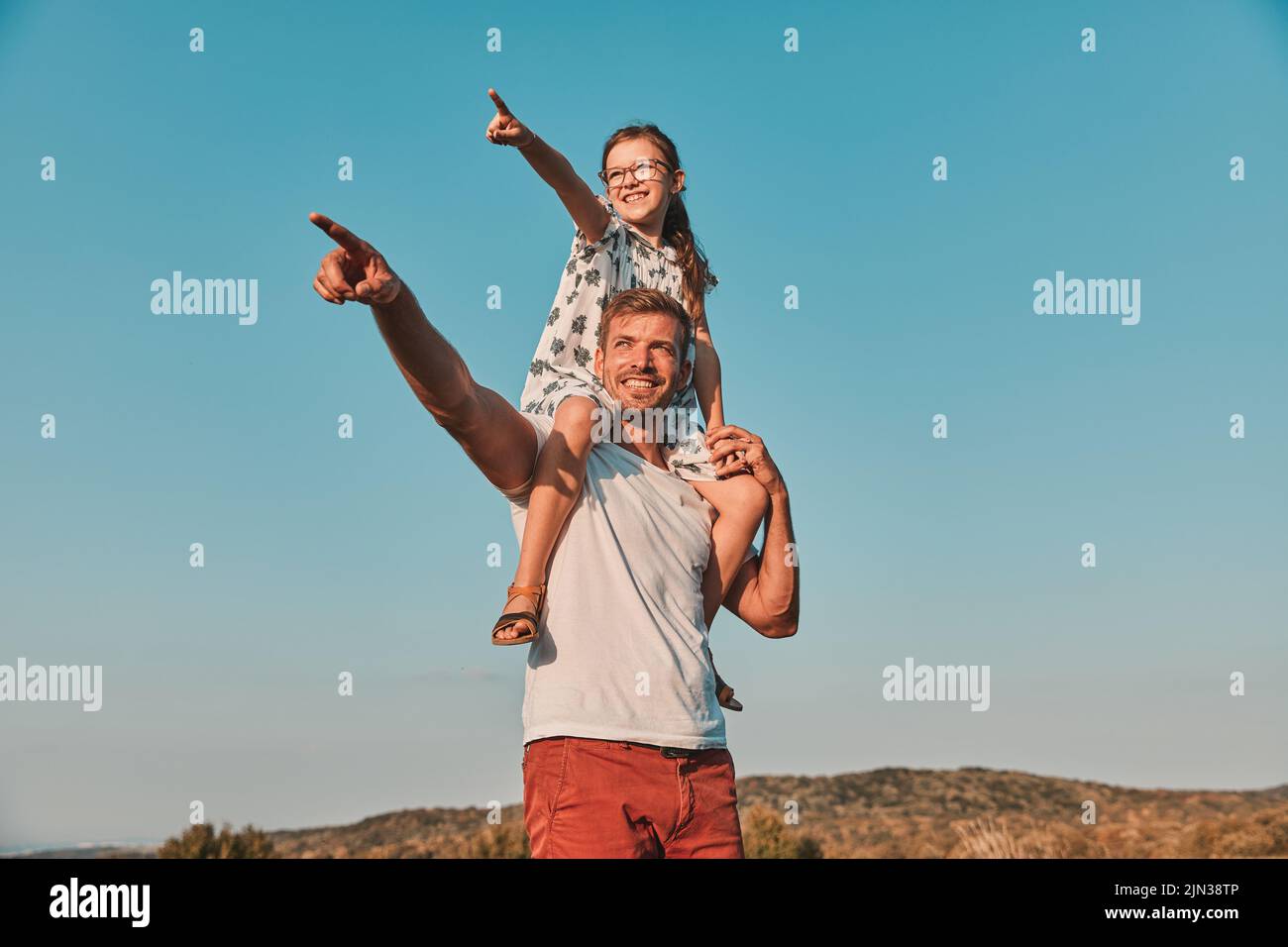 Retrato de un joven padre feliz con su hija divertirse al aire libre Foto de stock