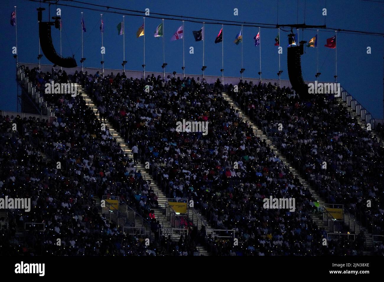 Una visión general de la multitud durante la Ceremonia de Clausura de los Juegos de la Commonwealth de 2022 en el Alexander Stadium de Birmingham. Fecha de la foto: Lunes 8 de agosto de 2022. Foto de stock