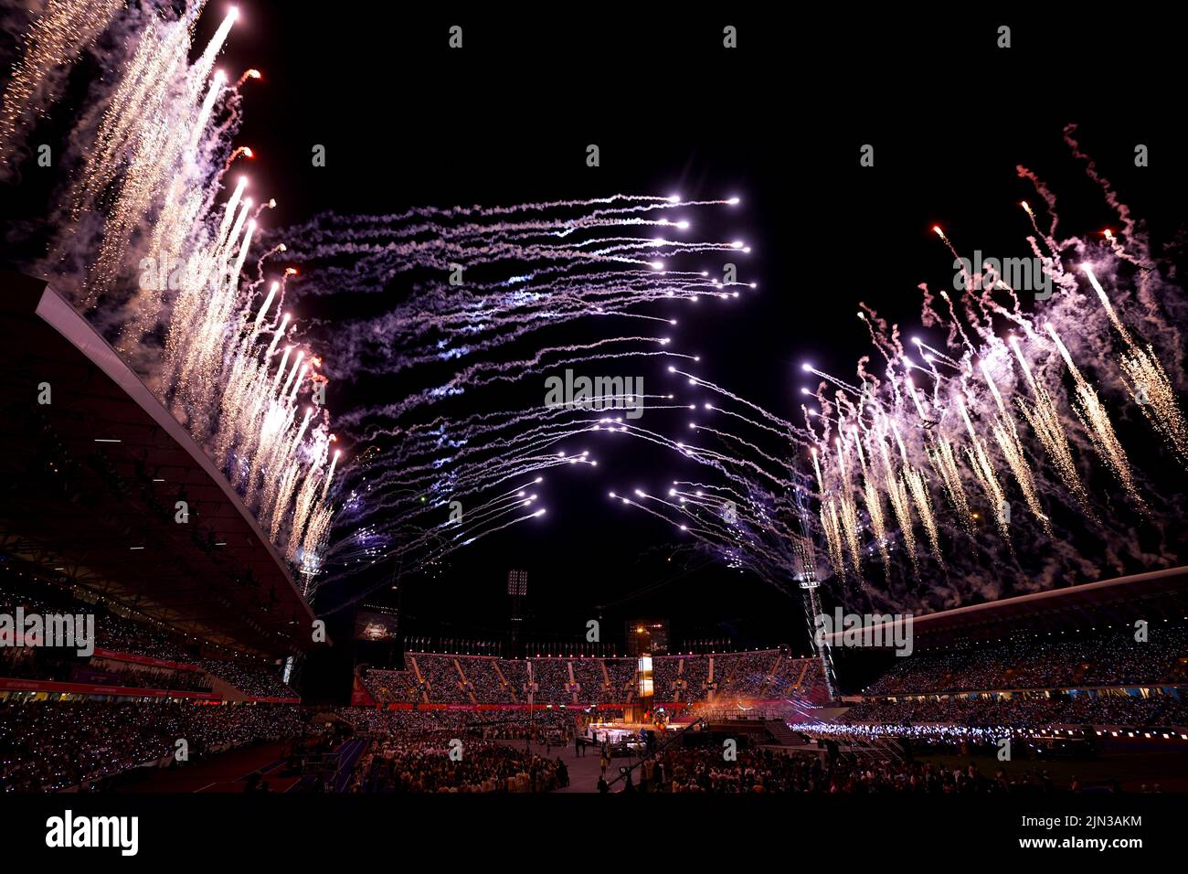 Una vista general del estadio como fuegos artificiales se despegar durante la Ceremonia de Clausura de los Juegos de la Commonwealth de 2022 en el Alexander Stadium en Birmingham. Fecha de la foto: Lunes 8 de agosto de 2022. Foto de stock