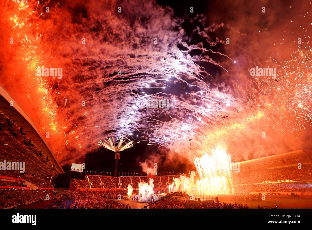 Los fuegos artificiales despegar mientras Ozzy Osbourne actúa en el escenario durante la Ceremonia de Clausura de los Juegos de la Commonwealth de 2022 en el Alexander Stadium de Birmingham. Fecha de la foto: Lunes 8 de agosto de 2022. Foto de stock
