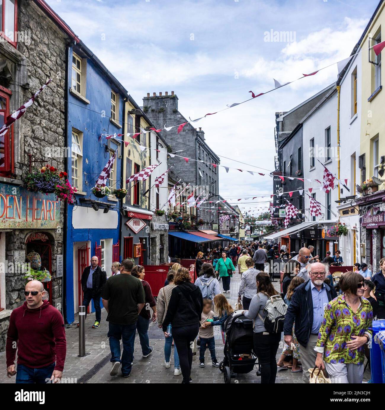 Quay Street, Galway Irlanda, lleno de compradores el sábado por la tarde. Foto de stock