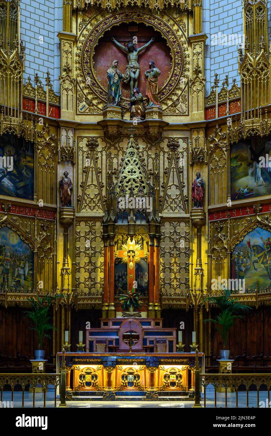 Parroquia de Santa Cruz o Iglesia de la Santa Cruz, Madrid, España. Primer plano de una parte del altar donde se ilumina una cruz religiosa. Foto de stock