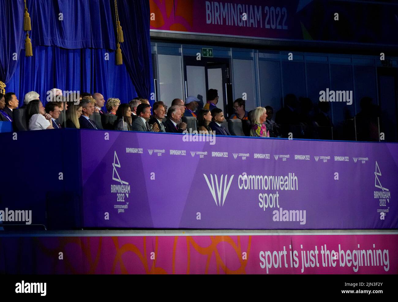 El Conde de Wessex observa la Ceremonia de Clausura de los Juegos de la Commonwealth de 2022 en el Alexander Stadium de Birmingham. Fecha de la foto: Lunes 8 de agosto de 2022. Foto de stock