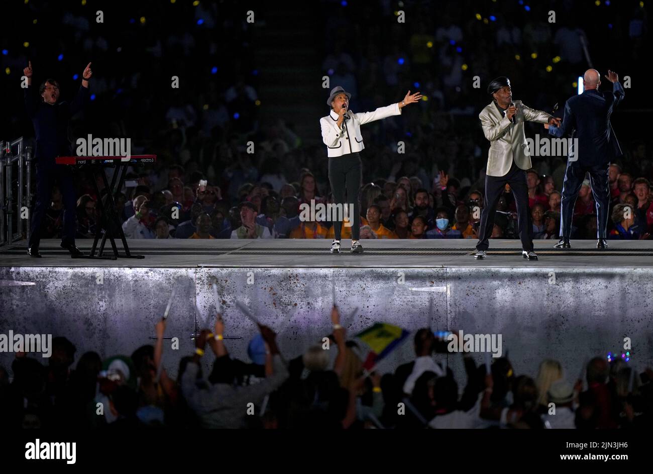 El Selector actúa en el escenario durante la Ceremonia de Clausura de los Juegos de la Commonwealth de 2022 en el Alexander Stadium de Birmingham. Fecha de la foto: Lunes 8 de agosto de 2022. Foto de stock
