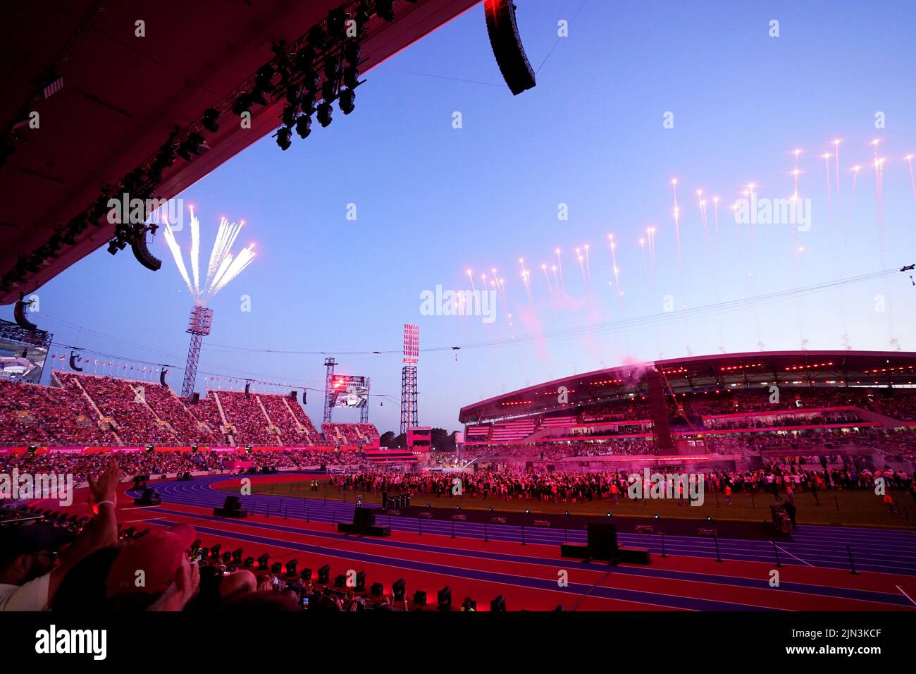 Una vista general de los fuegos artificiales durante la Ceremonia de Clausura de los Juegos de la Commonwealth de 2022 en el Alexander Stadium de Birmingham. Fecha de la foto: Lunes 8 de agosto de 2022. Foto de stock
