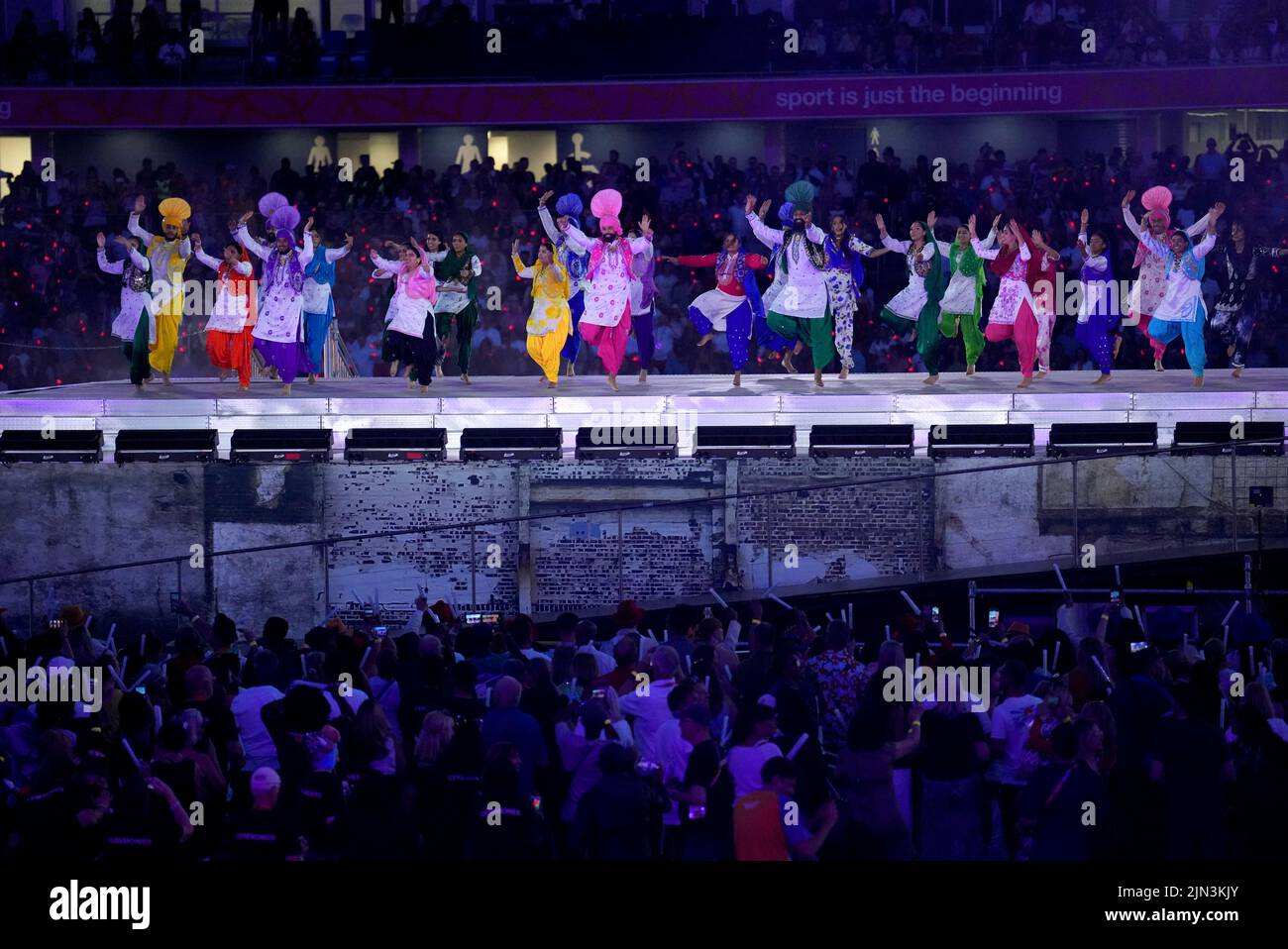 Los artistas bailan en el escenario con la música de Panjabi MC durante la Ceremonia de Clausura de los Juegos de la Commonwealth de 2022 en el Alexander Stadium de Birmingham. Fecha de la foto: Lunes 8 de agosto de 2022. Foto de stock