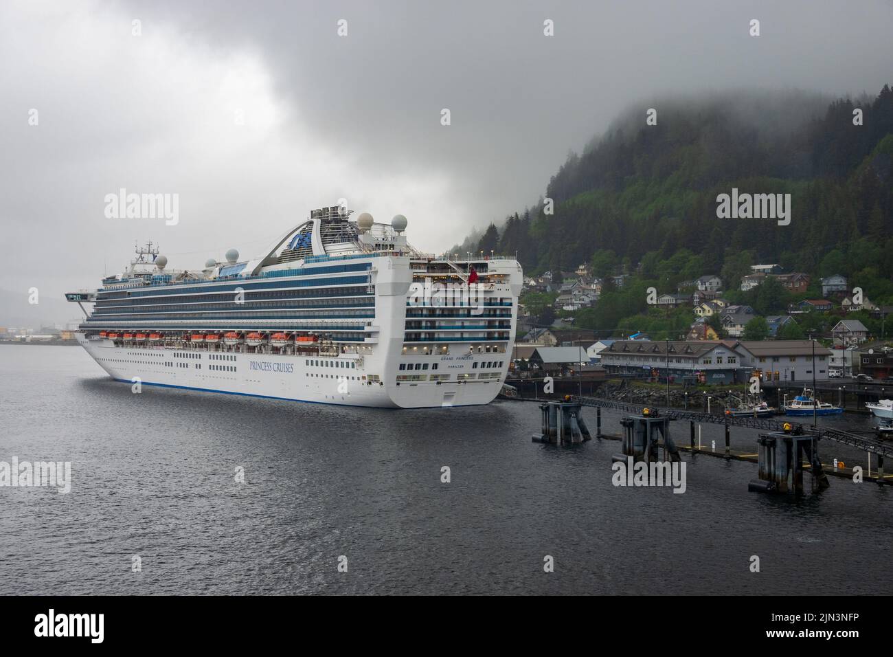 Ketchikan, AK - 10 de junio de 2022: Crucero Grand Princess atracado en Ketchikan Alaska en un típico día de lluvia Foto de stock