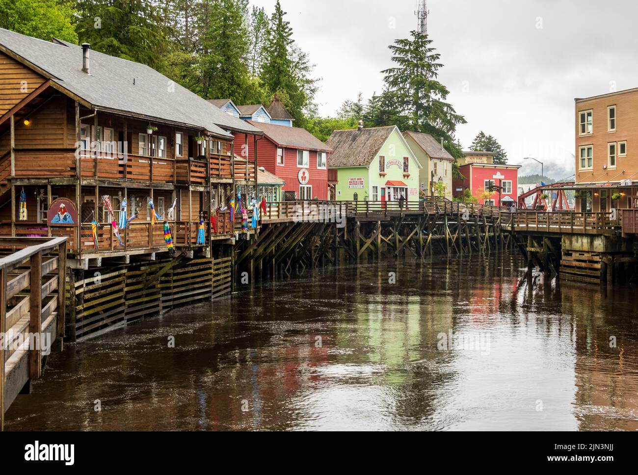 Ketchikan, AK - 10 de junio de 2022: Famoso paseo marítimo de Creek Street y tiendas en Ketchikan, Alaska Foto de stock