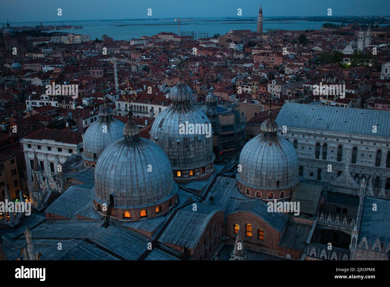 Las cúpulas de la Catedral de San Marcos y los tejados de Venecia, la vista desde el Campanile de San Marco por la noche, Venecia, Italia Foto de stock