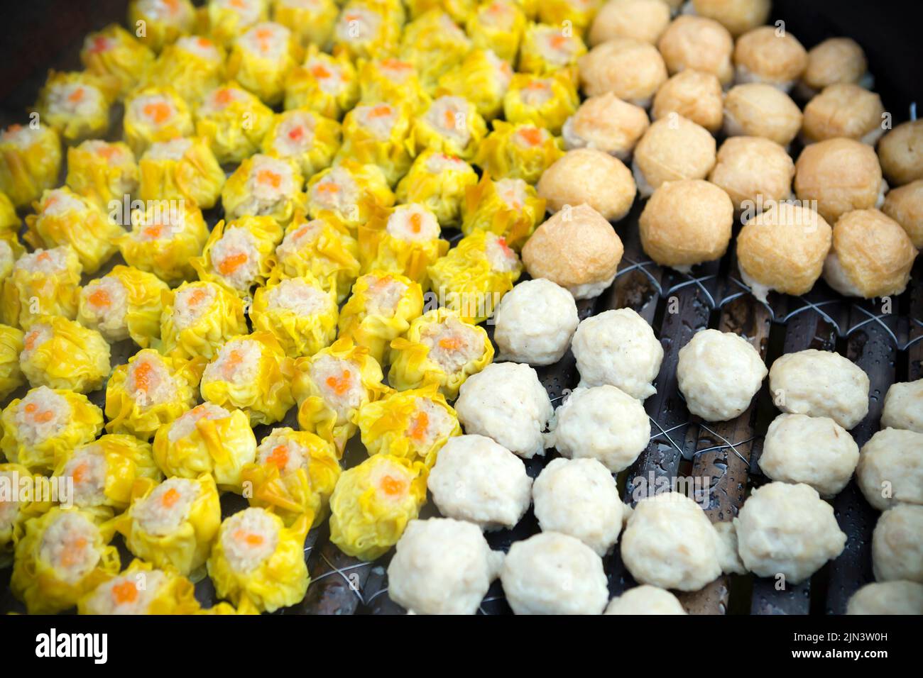 Shumai es un tipo de dumpling chino tradicional. En la cocina cantonesa, se sirve normalmente como un aperitivo dim sum Foto de stock