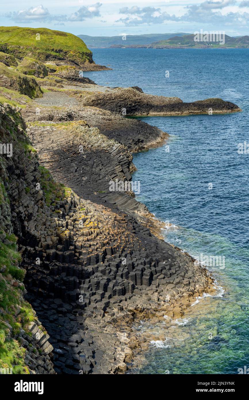 Capas de basalto en Staffa, Mull, Argyll y Bute, Escocia Foto de stock