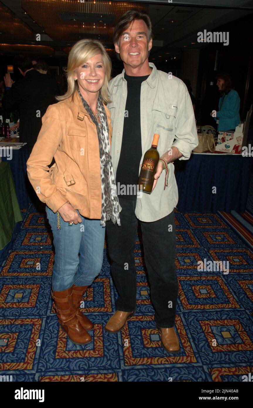 Manhattan, Estados Unidos de América. 31st de Dic de 2004. NUEVA YORK - 01 DE ABRIL: (L-R) Olivia Newton-John y su esposo John Easterling asisten al evento de prensa Celebrity Connections & Good Causes en el New York Marriott Marquis el 1 de abril de 2009 en la ciudad de Nueva York. Gente; Olivia Newton-John, John Easterling Crédito: Storms Media Group/Alamy Live News Foto de stock