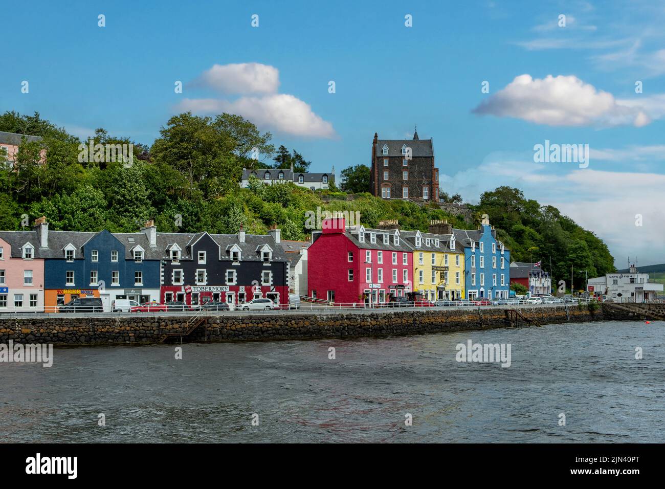 Waterfront Housing, Tobermory, Mull, Argyll y Bute, Escocia Foto de stock