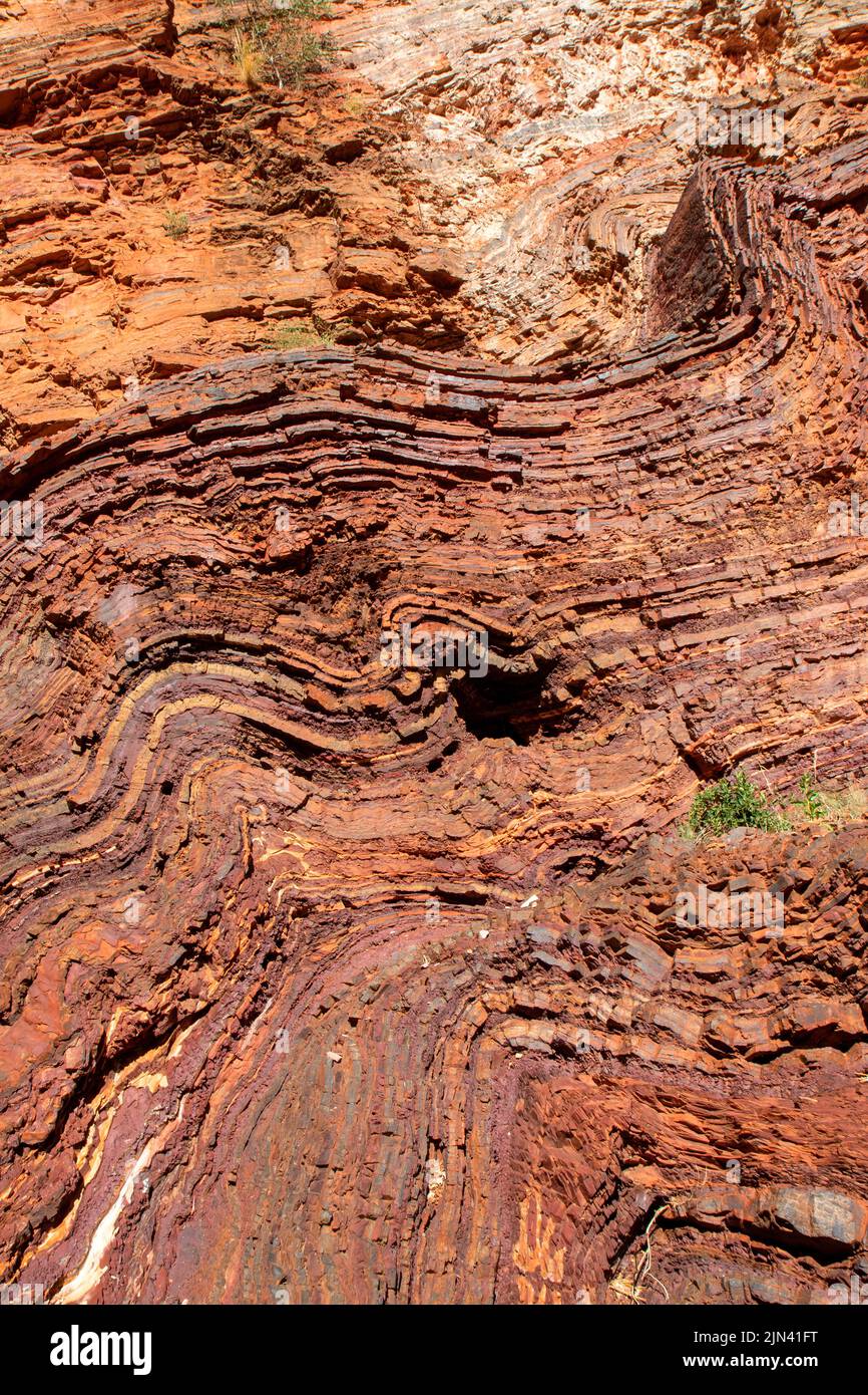 Roca retorcida en el desfiladero de Hamersley, Parque Nacional de Karijini Foto de stock