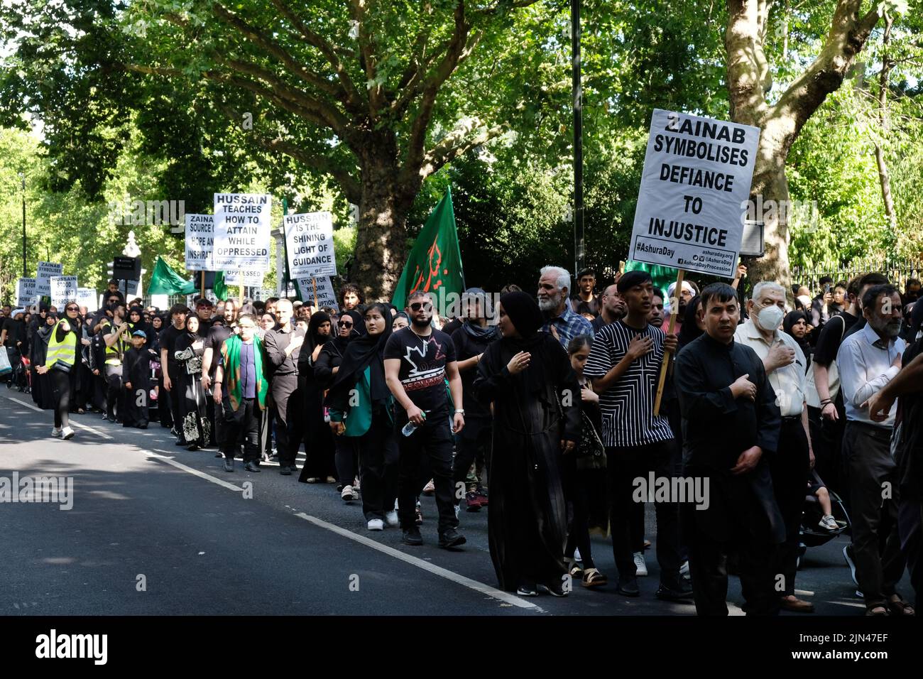 Londres, Reino Unido, 8th de agosto de 2022. los musulmanes chiítas conmemoran el martirio del nieto del Profeta Muhammed, Huseyn ibn Ali (Imam Hussain), en una procesión anual de Ashura que ha tenido lugar en la capital desde 1989. El imán Hussain fue asesinado durante la Batalla de Kabala, Irak en 680AD y es un importante lugar de peregrinación que atrae a millones de fieles. El Día de Ashura cae en el décimo día de Muharram, el primer mes del calendario islámico, y es un período de luto para los chiítas marcado por el uso de negro, palizas en el pecho y recreaciones. Crédito: Fotografía de la undécima hora/Noticias vivas de Alamy Foto de stock