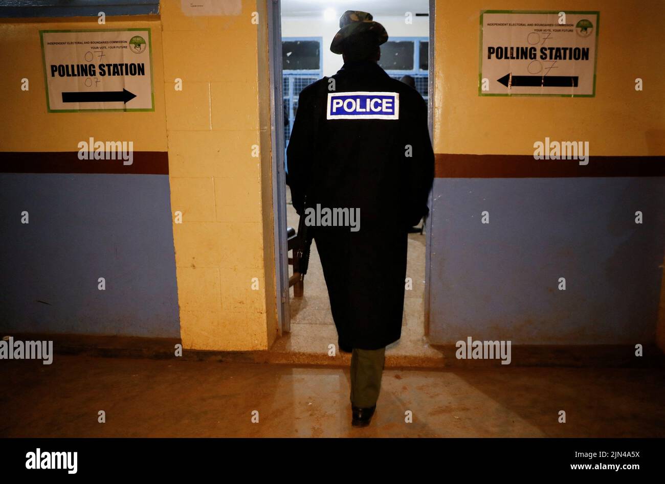 Un oficial de policía entra en un centro de votación por la Comisión Independiente Electoral y de Fronteras (IEBC) antes de la apertura de las elecciones generales en Nairobi, Kenia, el 9 de agosto de 2022. REUTERS/Thomas Mukoya Foto de stock
