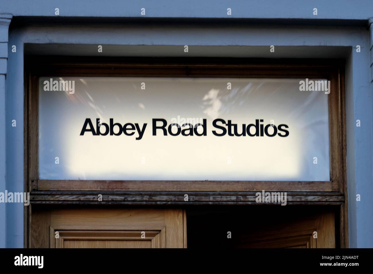 Londres, Reino Unido, 8th de agosto de 2022. Abbey Road Studios signo - donde The Beatles grabó su álbum con el mismo nombre. Crédito: Fotografía de la undécima hora/Noticias vivas de Alamy Foto de stock