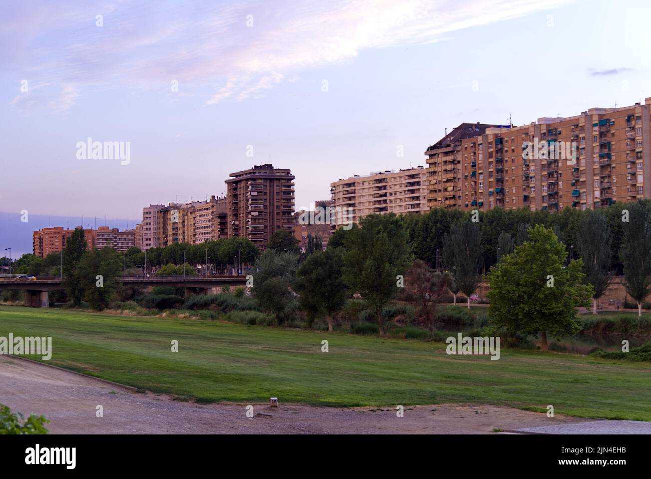 Vista de Lleida desde el otro lado del río Foto de stock