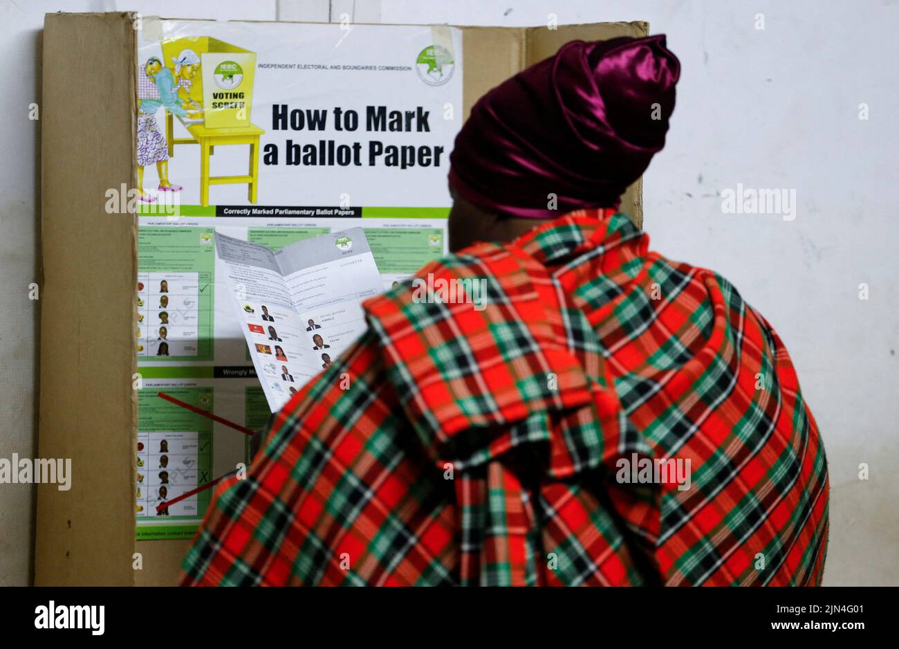 Una votante se prepara para emitir su voto durante las elecciones generales de la Comisión Electoral Independiente y de Fronteras (IEBC) en la escuela primaria de Kibera en Nairobi, Kenia, el 9 de agosto de 2022. REUTERS/Thomas Mukoya Foto de stock