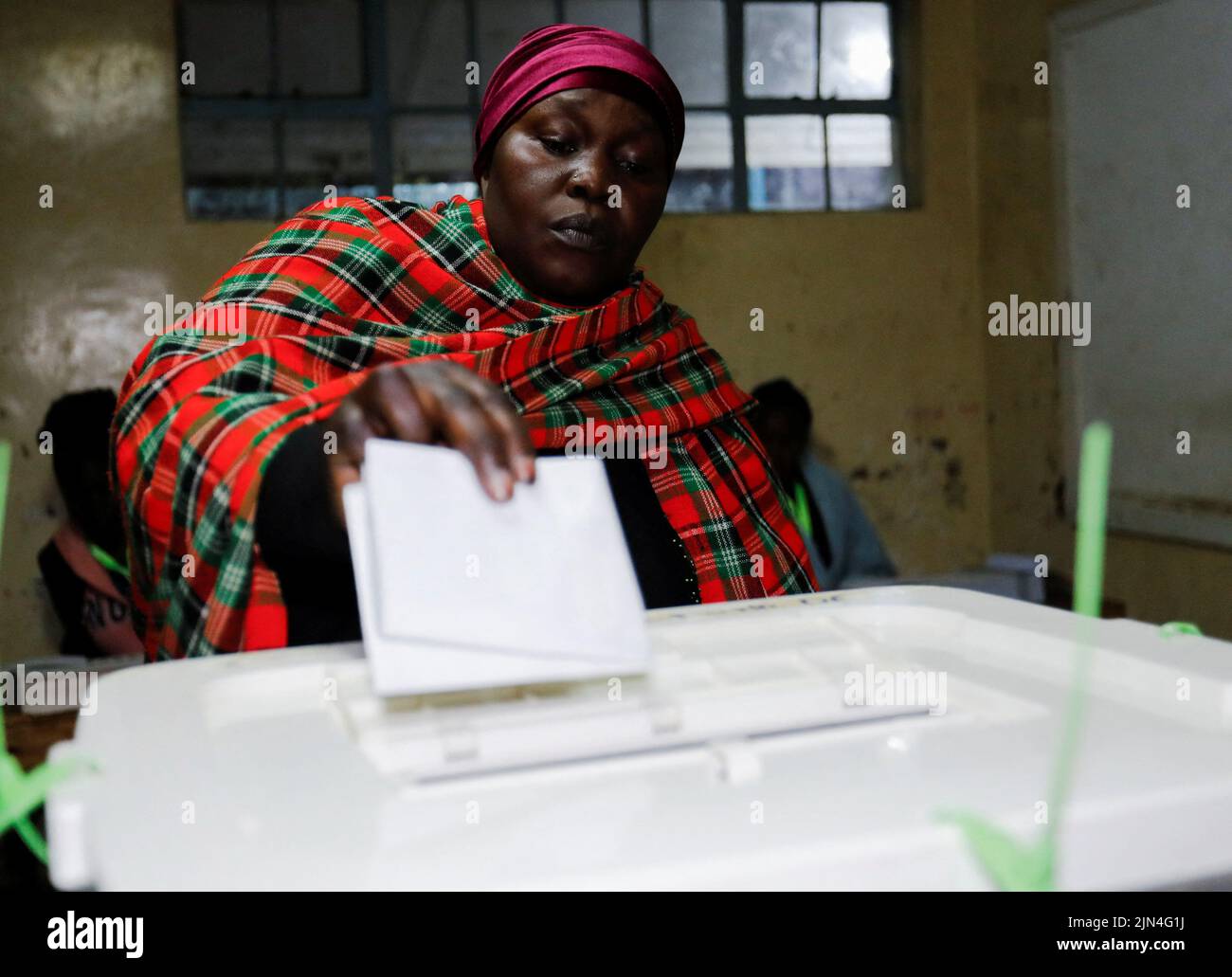 Una votante deposita su voto durante las elecciones generales de la Comisión Electoral Independiente y de Fronteras (IEBC) en la escuela primaria de Kibera en Nairobi, Kenia, el 9 de agosto de 2022. REUTERS/Thomas Mukoya Foto de stock