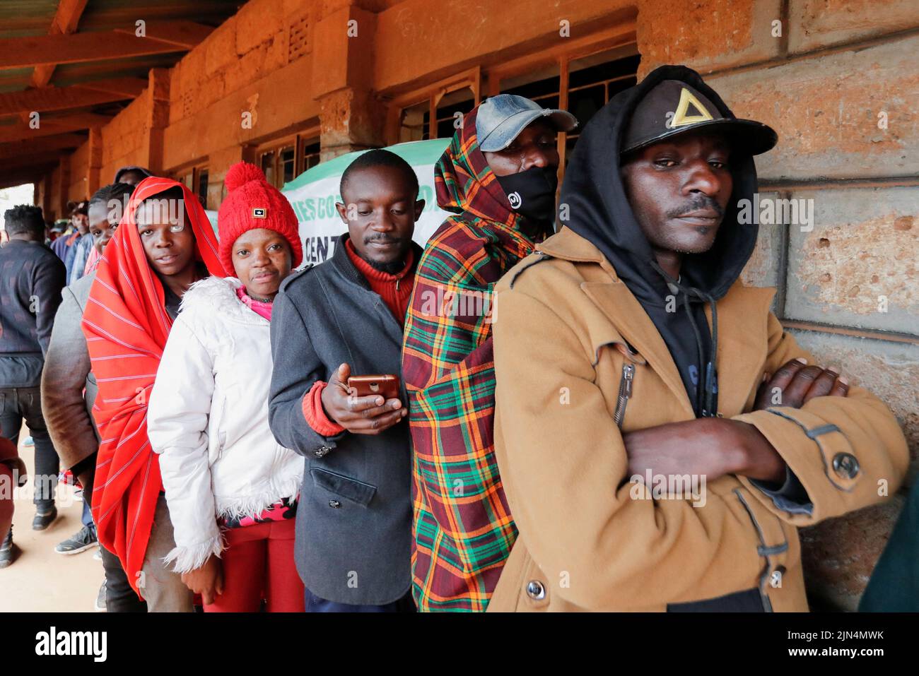 Los votantes hacen cola antes de emitir su voto durante las elecciones generales de la Comisión Electoral Independiente y de Fronteras (IEBC) en la aldea de Mashimoni en los barrios marginales de Kibera en Nairobi, Kenia 9 de agosto de 2022. REUTERS/Thomas Mukoya Foto de stock
