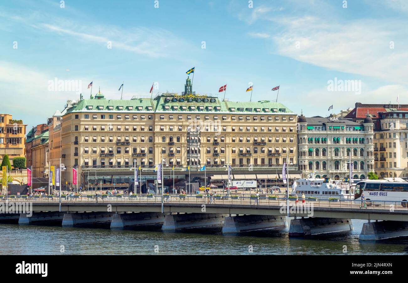 Estocolmo, Suecia - Junio 26 2022: Grand Hotel, un hotel de cinco estrellas en Stromkajen. Fundada por el francés, Jean-Francois Regis Cader, en 1872, abrió sus puertas en 1874 Foto de stock