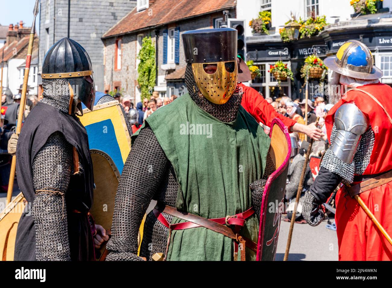 Los hombres vestidos de traje medieval se preparan para participar en Un nuevo compromiso de la batalla de Lewes , Lewes, East Sussex, Reino Unido. Foto de stock