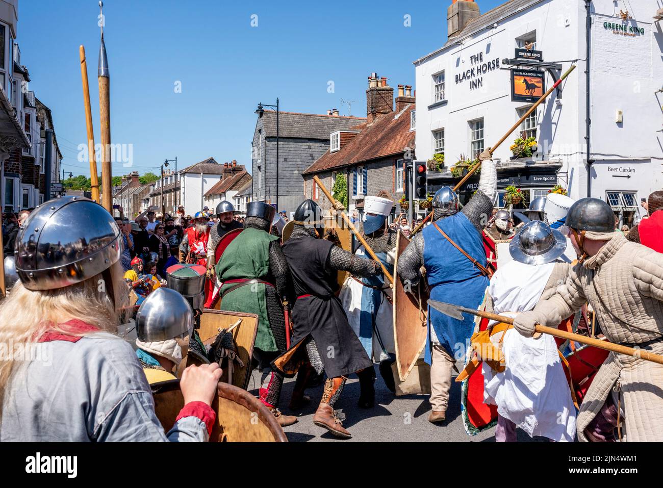 Hombres que retoman la Batalla de Lewes del siglo 13th, Lewes, East Sussex, Reino Unido Foto de stock