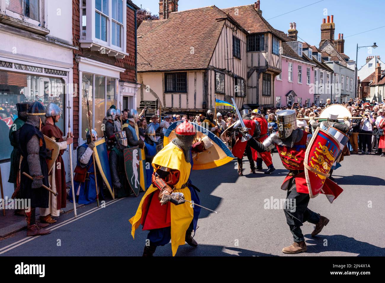 Las personas vestidas con trajes medievales participan en Una re-consagración de la Batalla de Lewes, Lewes, East Sussex, Reino Unido, del siglo 13th. Foto de stock