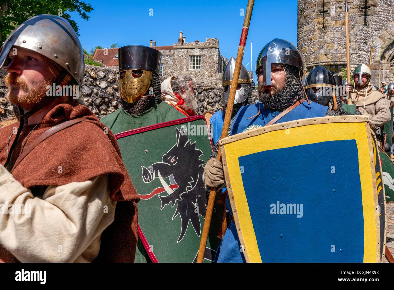 Un hombre vestido con ropa medieval Foto de stock 2231731097