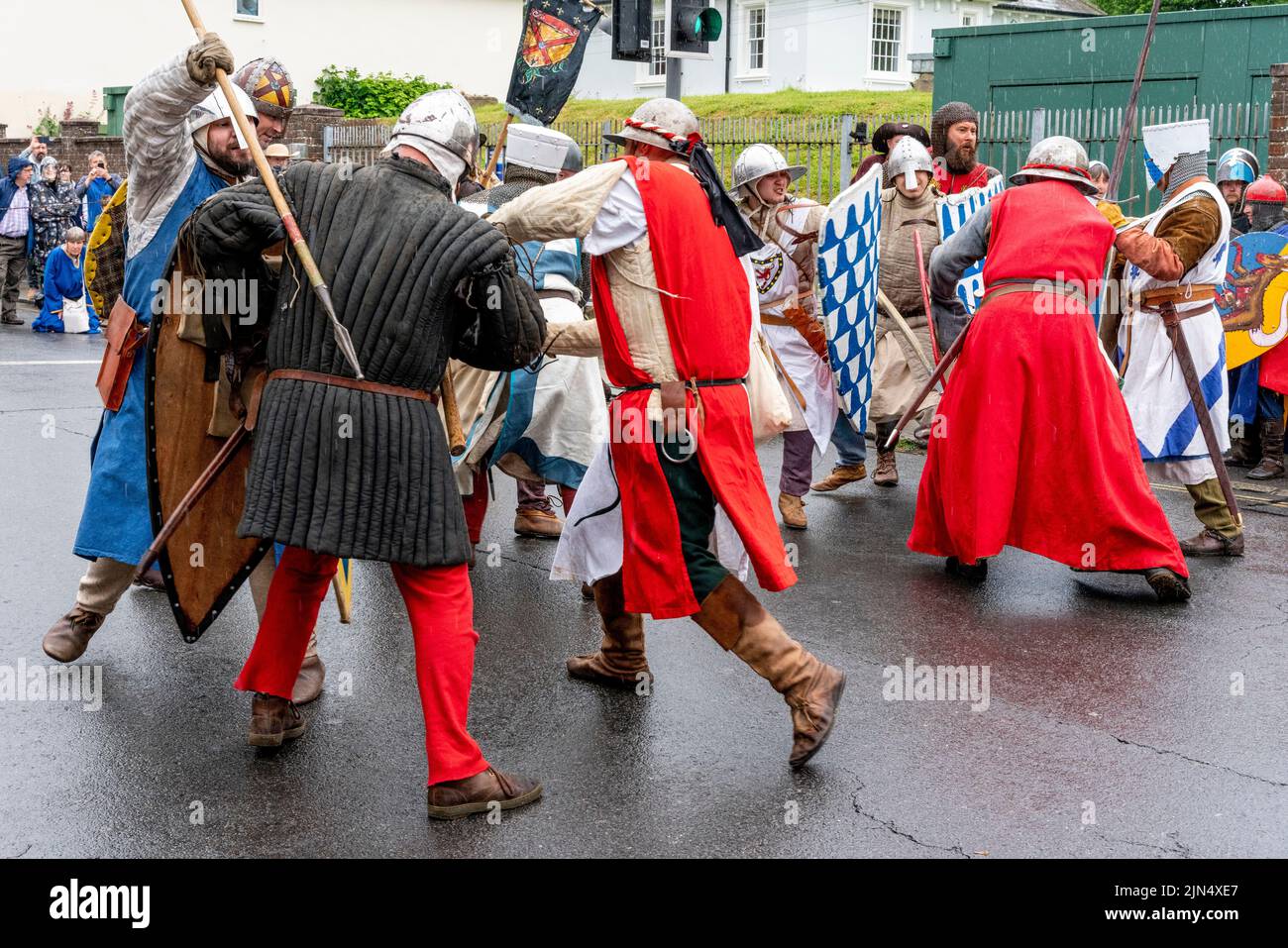 Las personas vestidas con trajes medievales participan en Una re-consagración de la Batalla de Lewes, Lewes, East Sussex, Reino Unido, del siglo 13th. Foto de stock