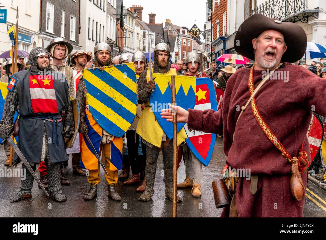 Hombres en traje medieval Prepararse para participar en la Batalla de Lewes Re-Enactment Event, Lewes, East Sussex, Reino Unido Foto de stock