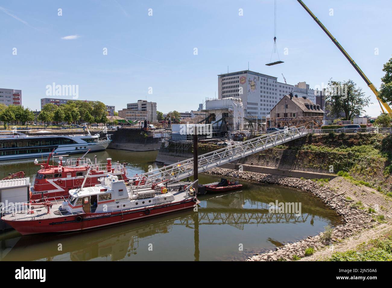 Renovación del puente colgante en el puerto del Rin Deutz, en el fondo el molino Ellmill o Aurora, barcos de lucha contra incendios, Colonia, Alemania. Sanieru Foto de stock