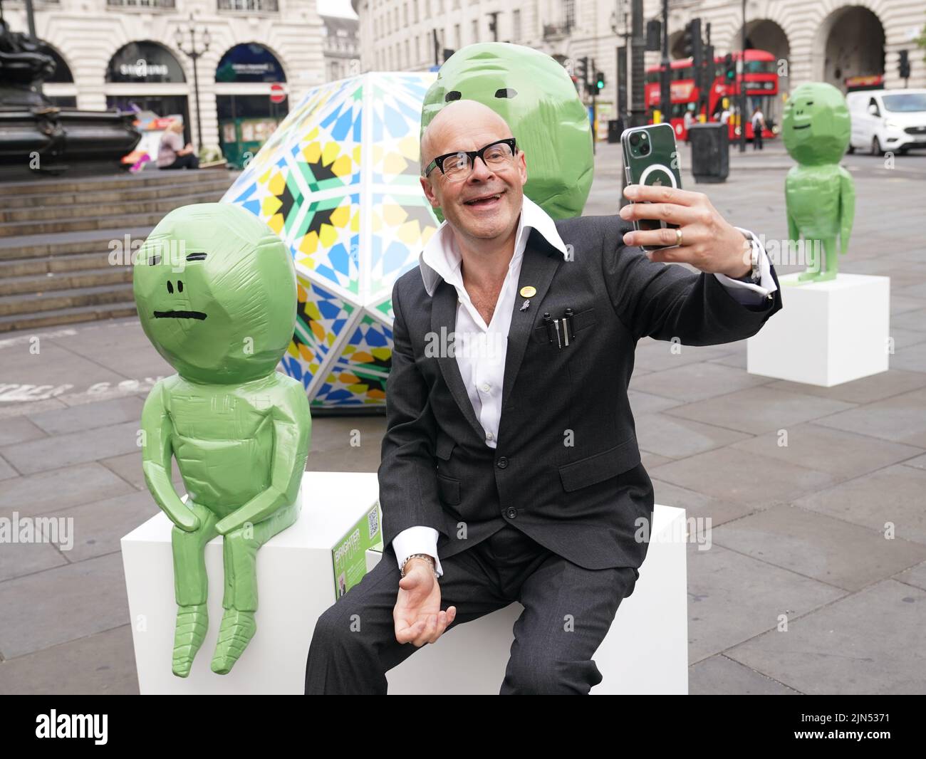 Harry Hill durante el lanzamiento de la iniciativa artística 'Brillante Futuro', en Piccadilly Circus, Londres. La iniciativa, desarrollada por Art of London y la National Gallery X, tiene como objetivo llevar arte a las calles del West End. Fecha de la foto: Martes 9 de agosto de 2022. Foto de stock