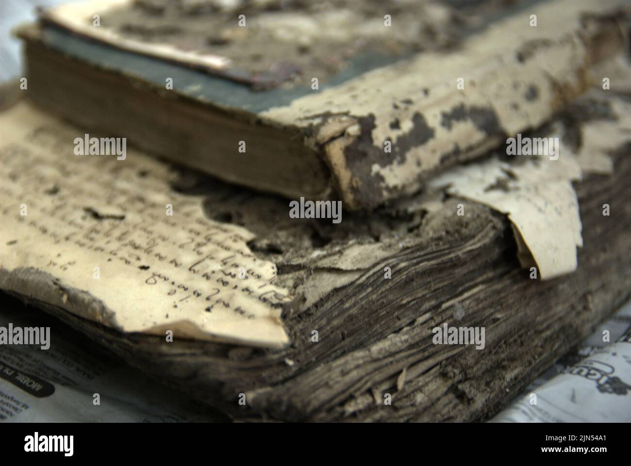 Se está reconstruyendo un libro escrito en letras antiguas en la Biblioteca Nacional de Yakarta, Indonesia. Foto de stock
