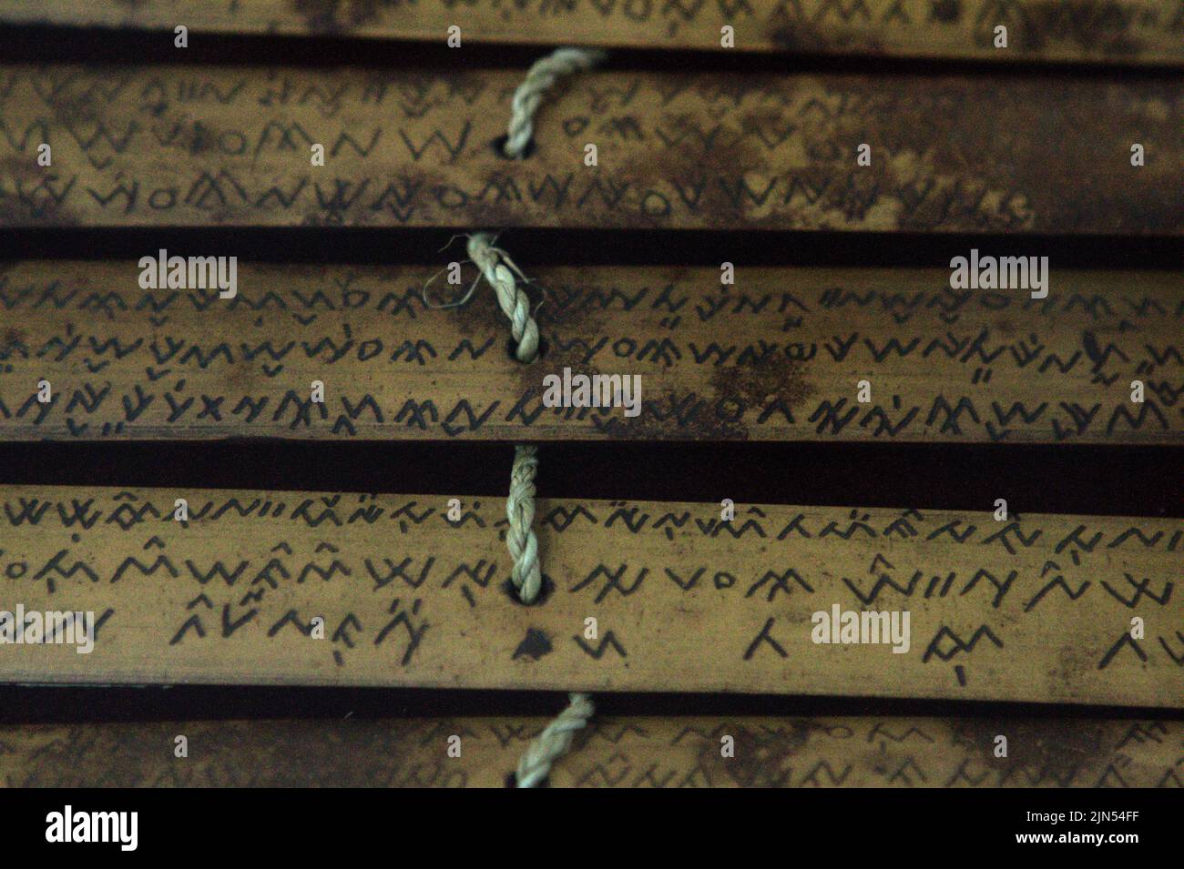 En la Biblioteca Nacional de Yakarta, Indonesia, se fotografian antiguos guiones escritos en bambú, originados en Lampung (Sumatra). Foto de stock