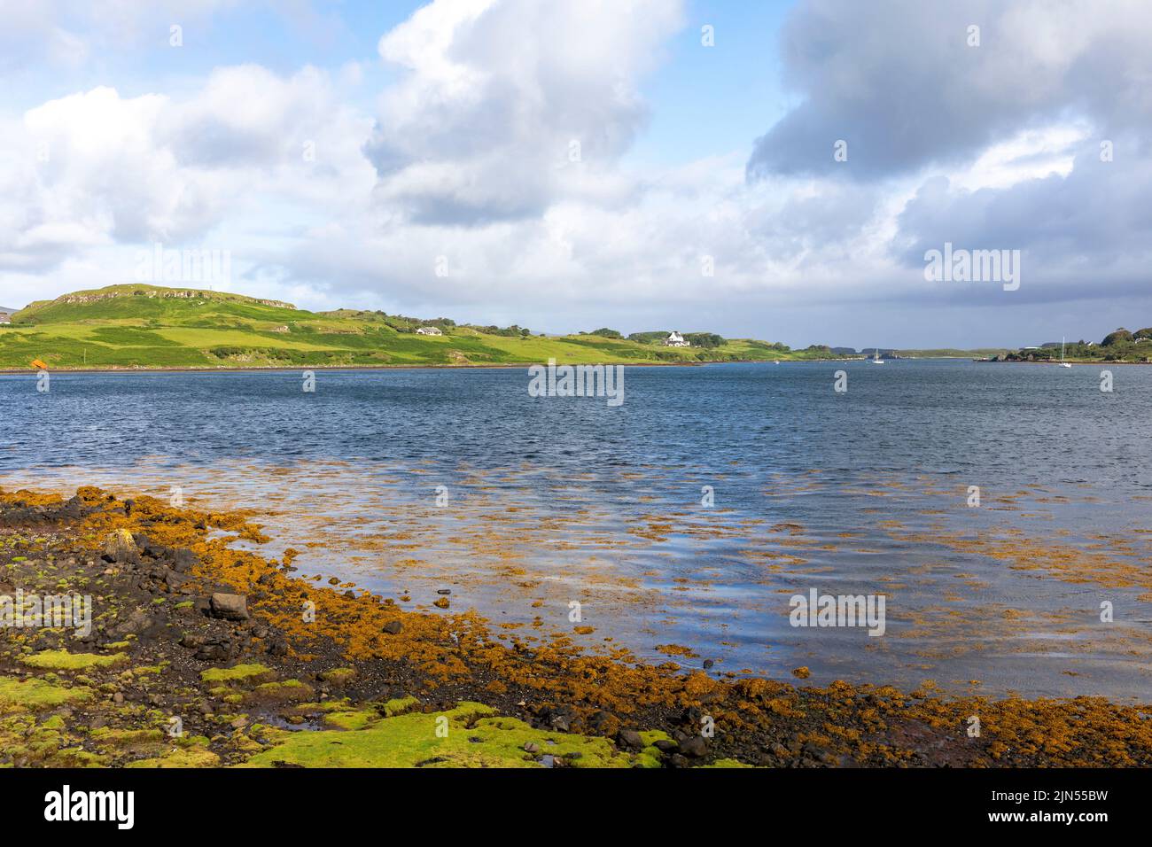 Isla de Skye día de verano, vista del lago Dunvegan en la costa oeste de Skye, Escocia, Reino Unido, verano 2022 Foto de stock