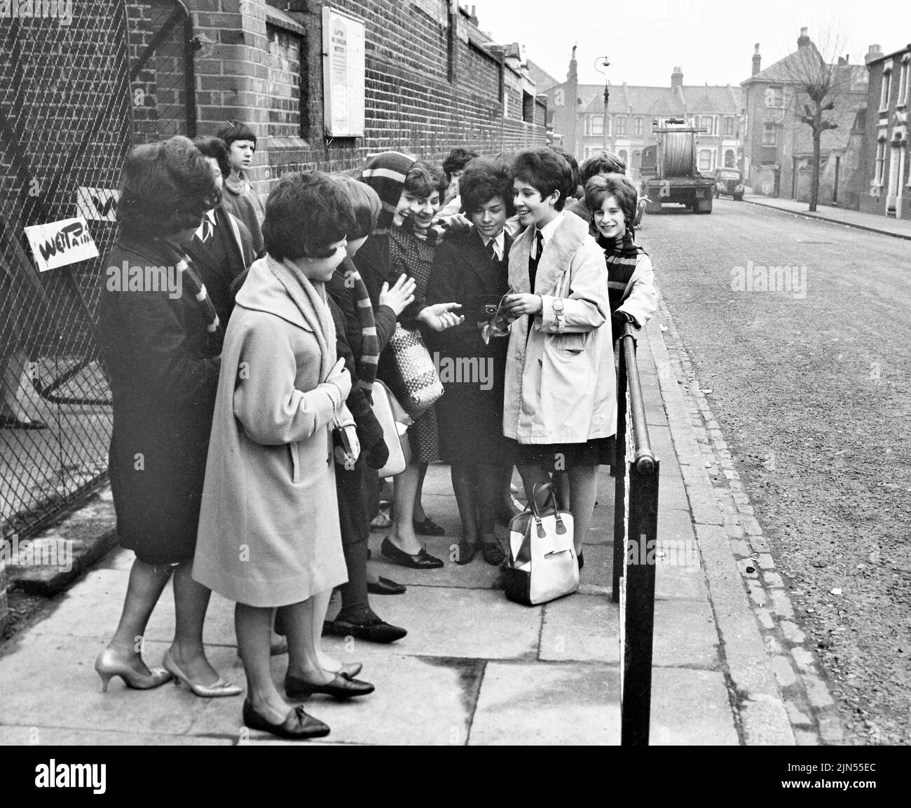 HELEN SHAPIRO cantante pop inglesa firma autógrafos para sus amigos de la escuela en 1961 Foto de stock