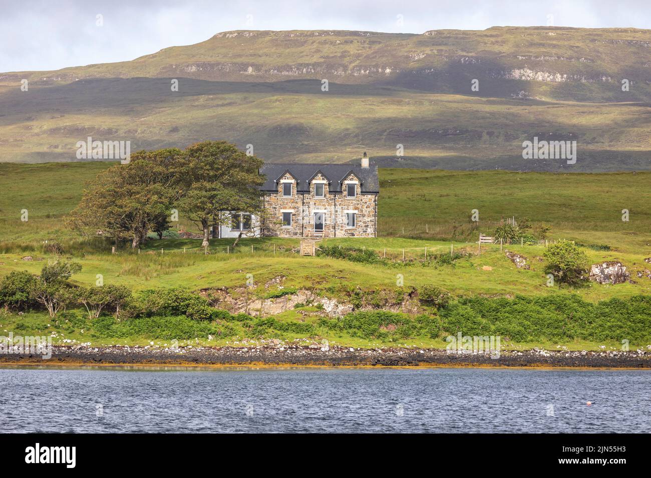 Loch Dunvegan, isla de Skye, casa aislada en las orillas del Loch, Escocia, Reino Unido, verano de 2022 Foto de stock